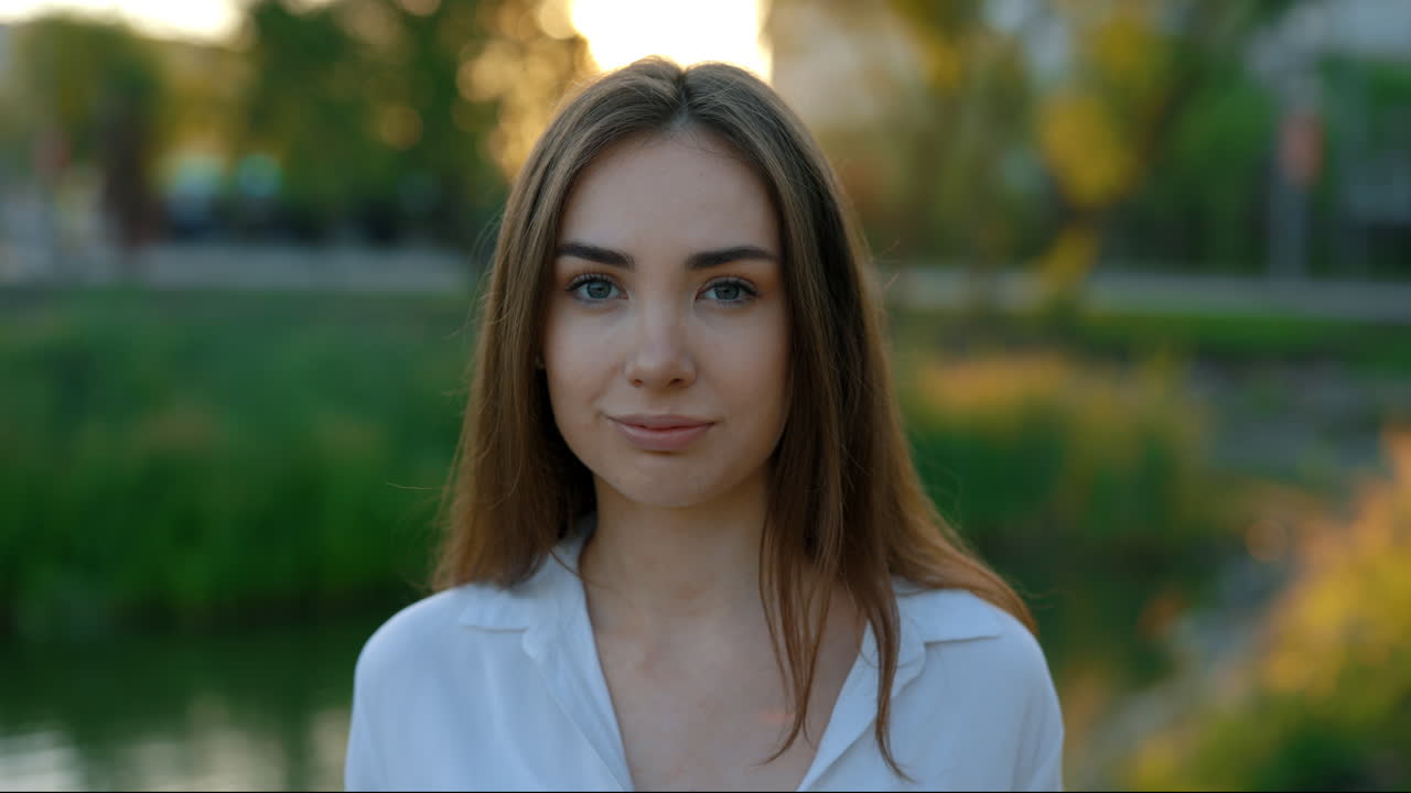 retrato de una mujer en un parque