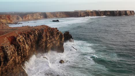 Klippenufer-Von-Praia-Do-Tonel-Portugal,-Erodiert-Durch-Meereswellen,-Luftüberflugaufnahme