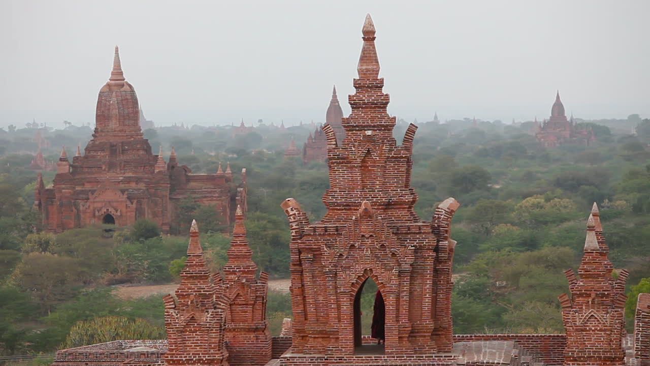 Splendido tramonto dietro i templi di Pagan Bagan, Birmania, Myanmar.