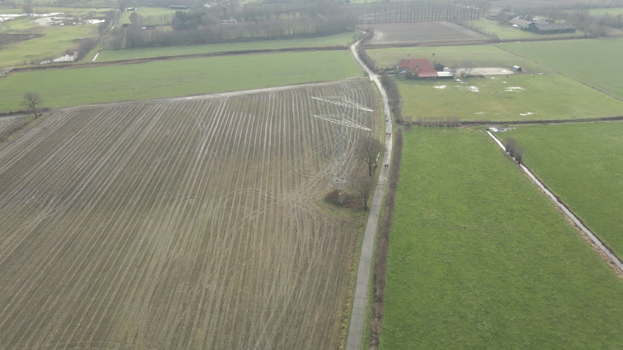 antena de torres de transmisión de electricidad en el paisaje rural
