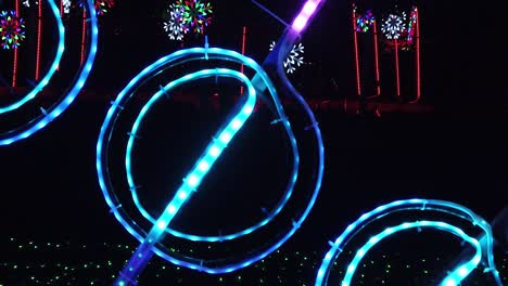 festival de luces led en el parque - pluma de pavo real en cámara lenta