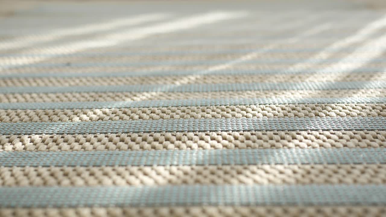 Primo piano di tessuto intrecciato con ombre in movimento e motivo a strisce