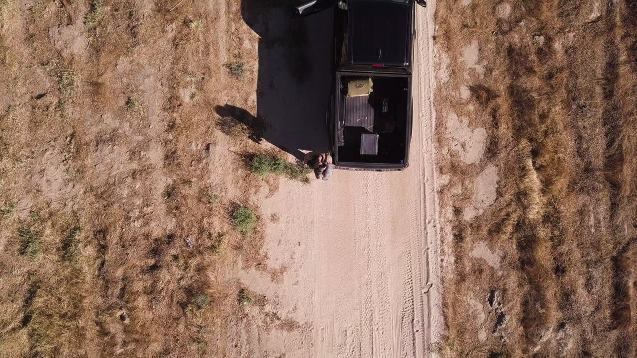 사막의 매사냥 조련사와 송골매