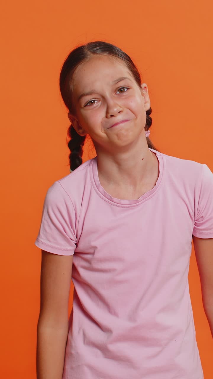 Ragazza preadolescente ragazzino perde diventando sorpreso dal gioco fallimento cattiva fortuna perdita notizie sfortunate