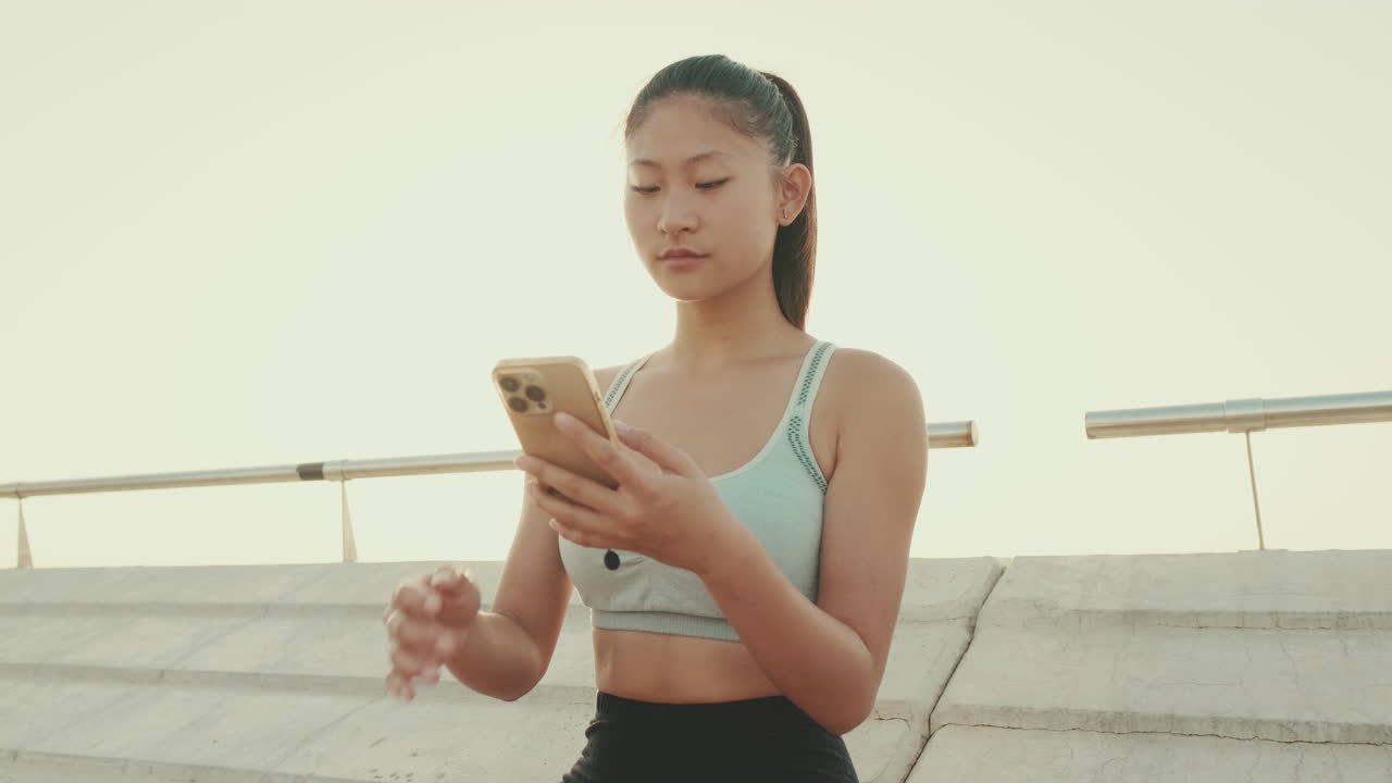 mujer joven usando teléfono inteligente al aire libre