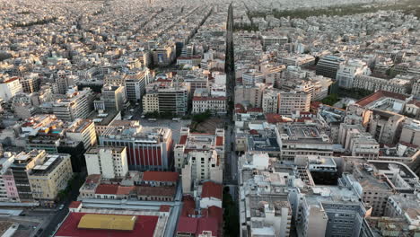 Vista-Aérea-Del-Amanecer-Sobre-La-Ciudad-De-Atenas,-Grecia