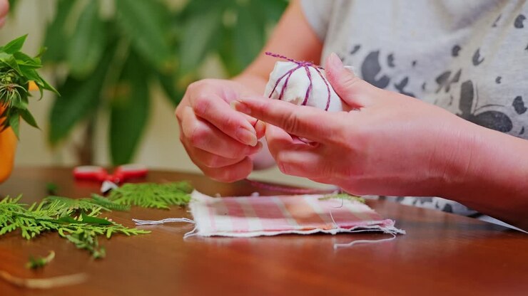 Rituale di tintura delle uova di Pasqua con erbe, stoffa e filo, ripreso al rallentatore