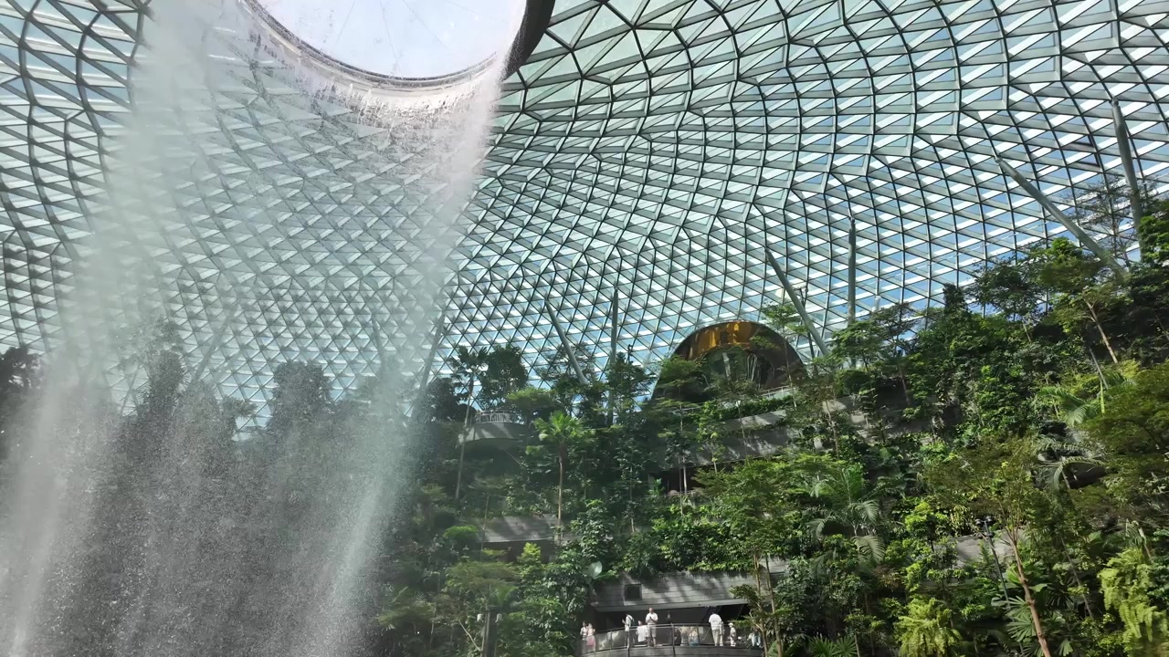 Cascata interna e rigoglioso giardino tropicale sotto una cupola di vetro