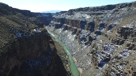 video de drones del valle y cañón del desfiladero del río grande cerca de colorado new mexico taos snow