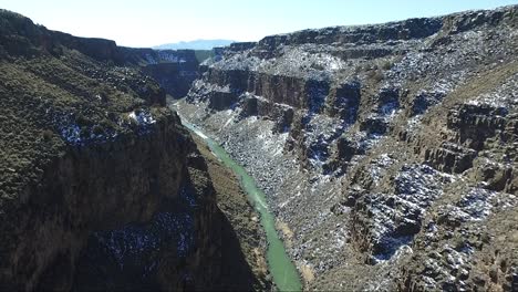 drohnenvideo des rio grande-schluchttals und der schlucht in der nähe von colorado, new mexico, taos-schnee