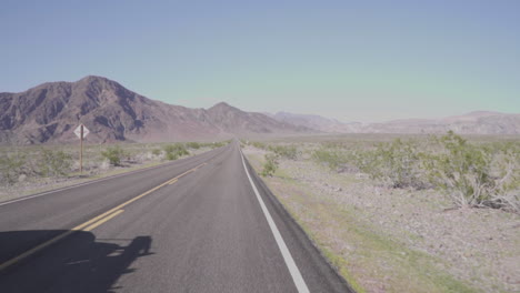 conduciendo a lo largo de un camión de carretera del desierto pasando a cámara lenta