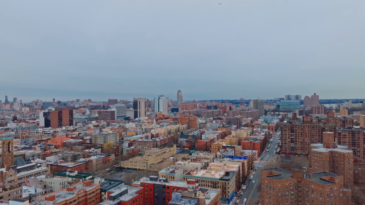 amplia toma de drones de 4k volando sobre proyectos en harlem, ciudad de nueva york, día