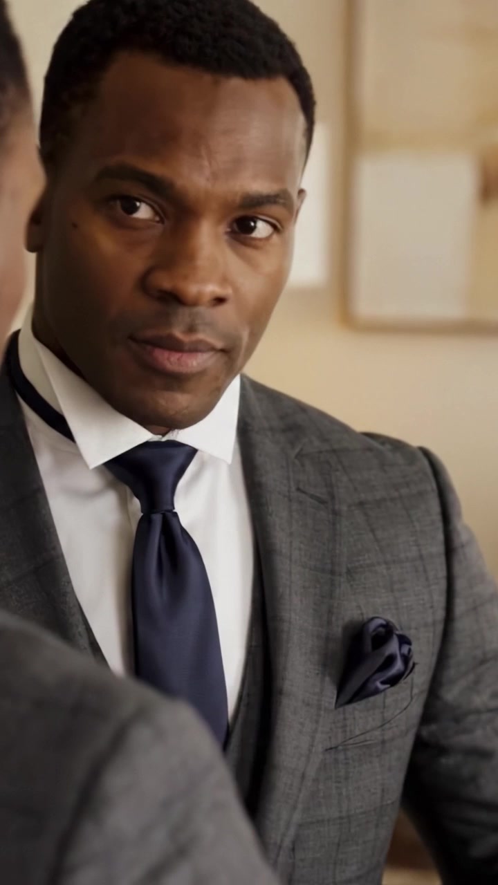 Un uomo elegante perfeziona il suo look: una sequenza di trasformazione catturata in due fotogrammi da un video, che mostra sicurezza ed eleganza in un abito impeccabile.