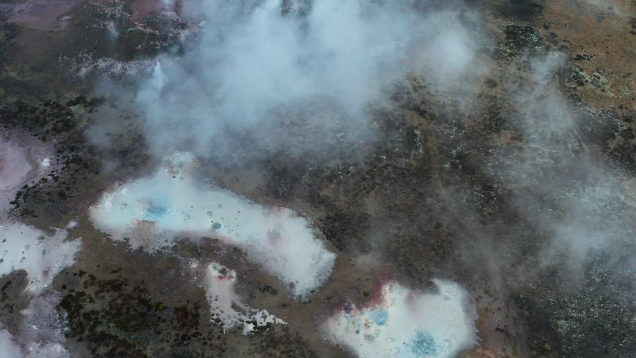 piscinas de lodo de sílice blanco en el paisaje activo geotérmico, antena