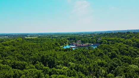 Imágenes-Aéreas-De-Drones-4k-Del-Lago-Termal-De-Hévíz-En-Hungría