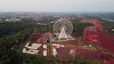 la icónica escultura 'yup star' en el hito tres fronteras en foz do iguaçu, que representa el punto de encuentro fronterizo de argentina, brasil y paraguay
