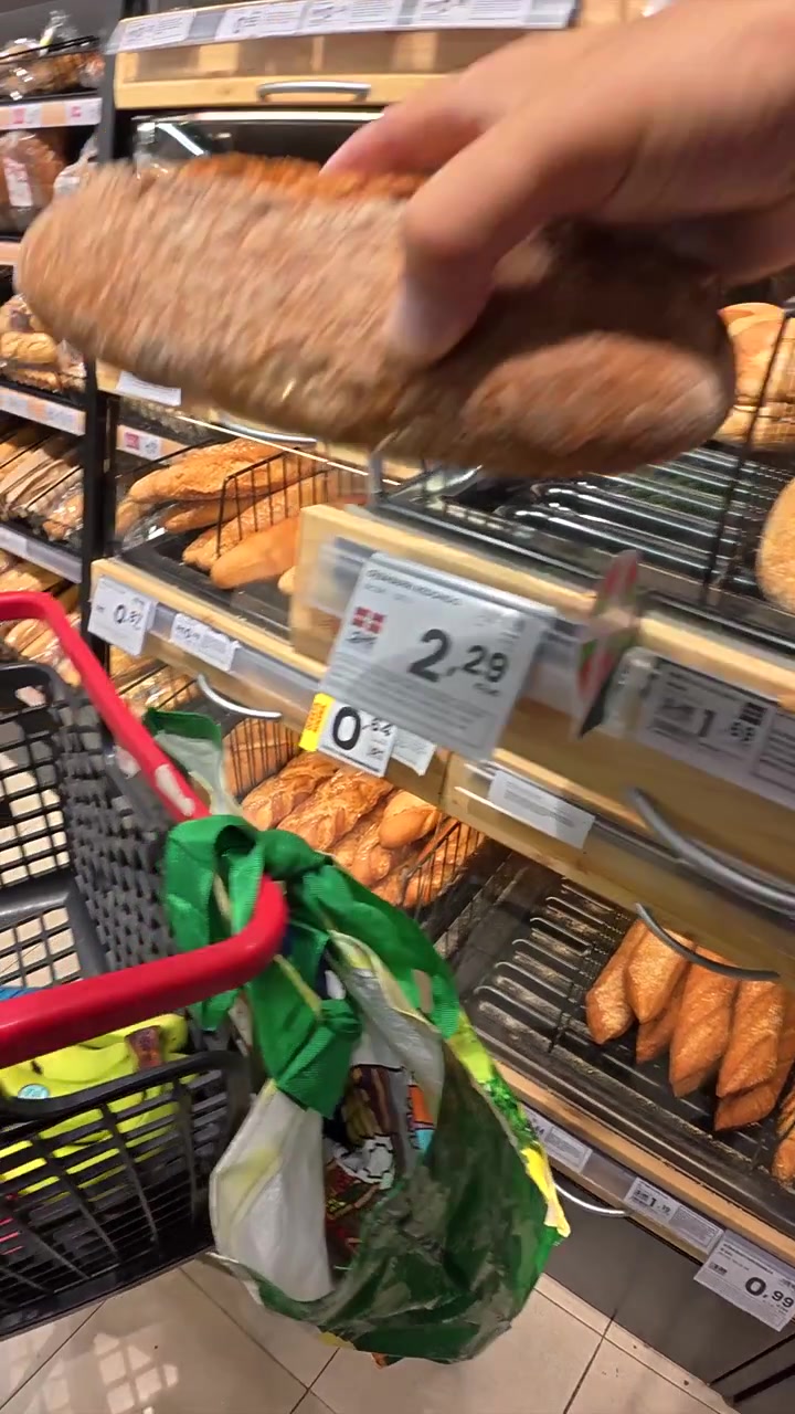 Persona comprando pan en un supermercado