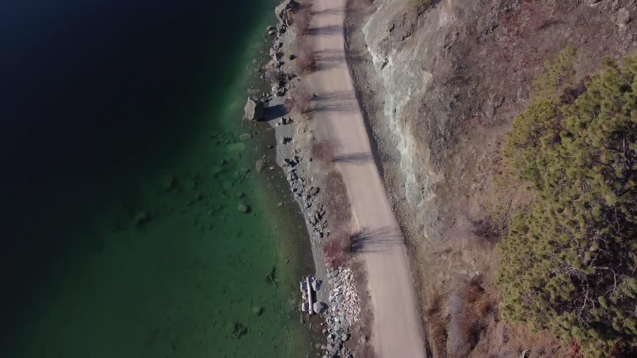 철도 경로 산책로 | 캐나다 베르논 브리티시 컬럼비아의 유리 빛을 반사하는 칼라말카 호수와 함께 아름다운 풍경