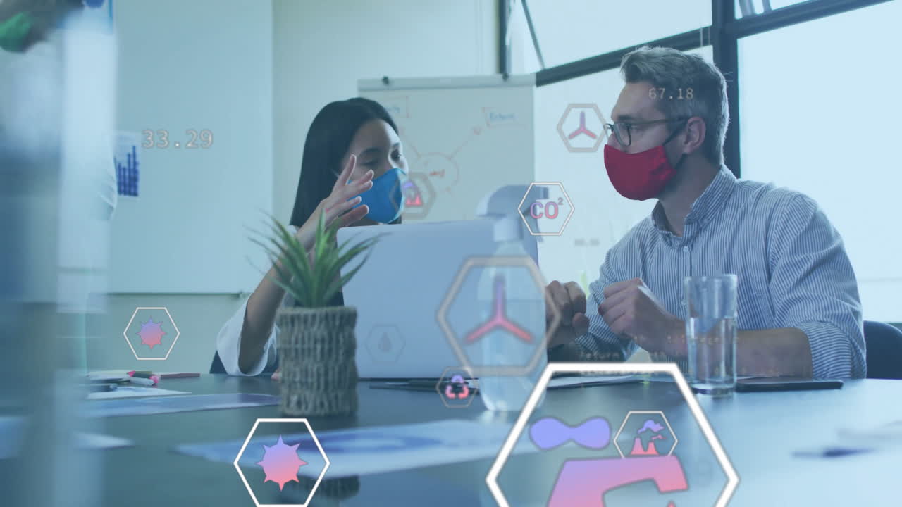 animación de iconos ecológicos sobre diversas personas de negocios que usan máscaras faciales en la oficina