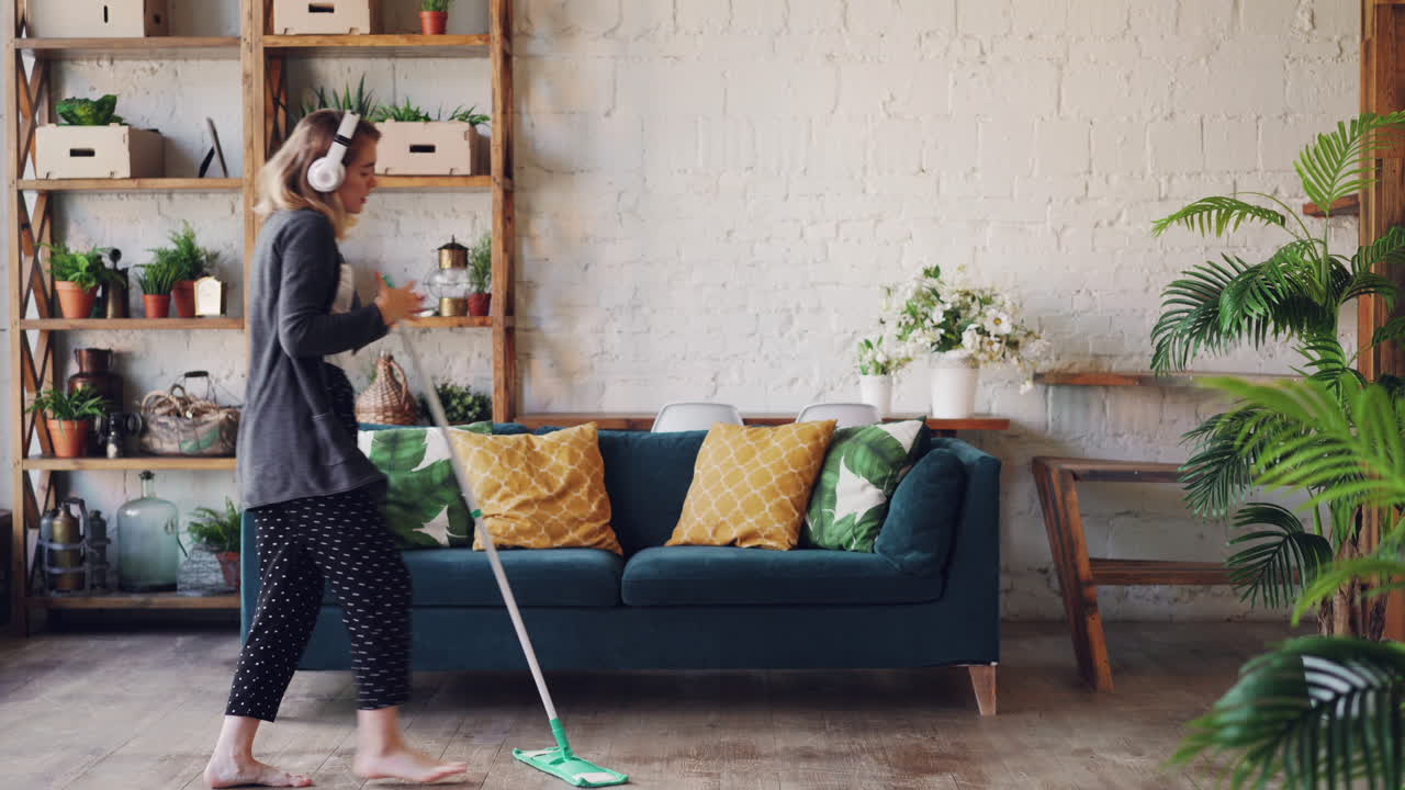 청소 할 때 춤을 추는 여자