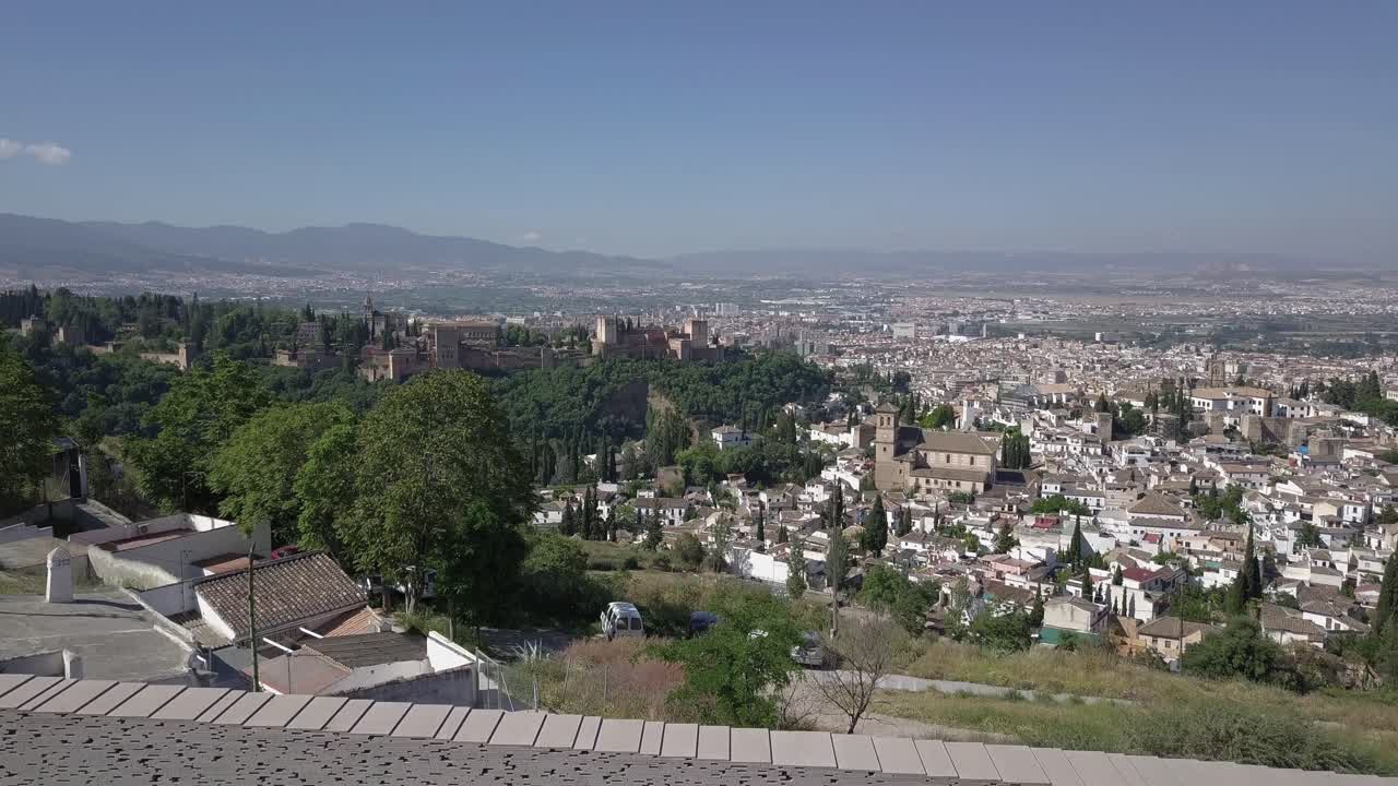 현대적인 벽이 있는 알함브라의 조감도