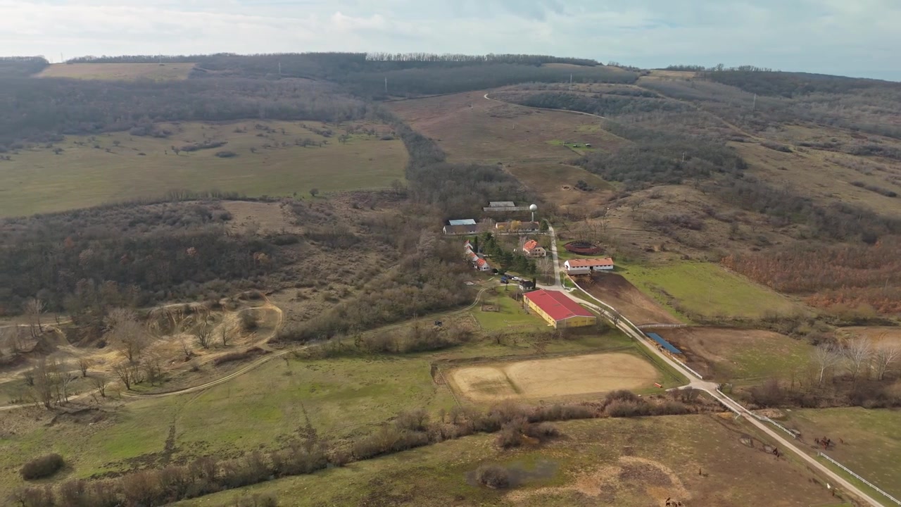 A Kőröshegy, Ungheria, l'Allevamento Statale appare tra pascoli invernali, stalle, fienili e un paesaggio rurale ondulato, catturato da un drone nella Contea di Somogy