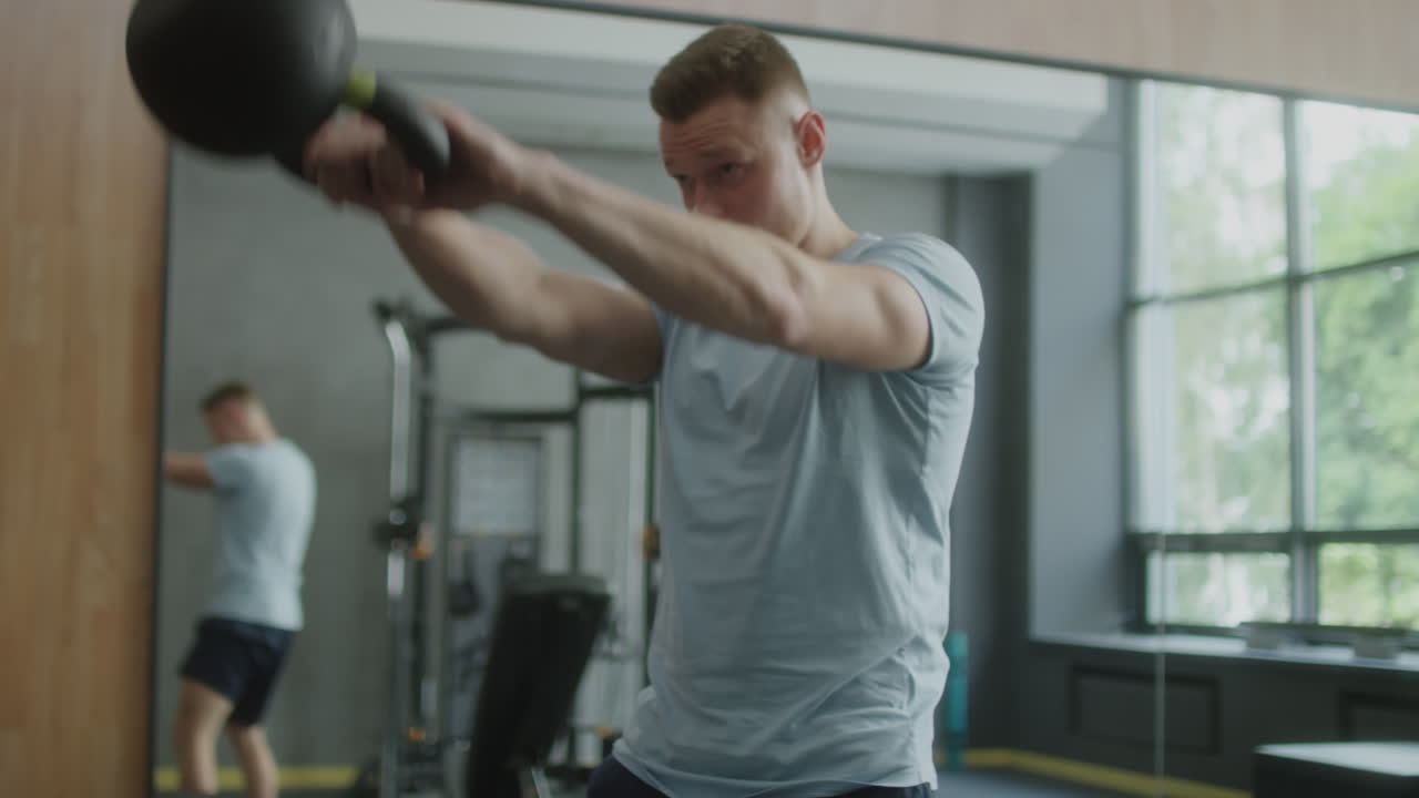 체육관 에서 케틀벨 스 을 하는 남자