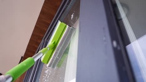 limpiando una ventana con un limpiador