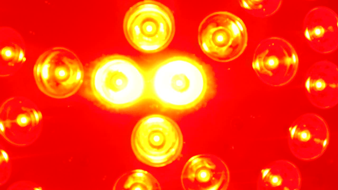 박이는 빨간색 배경