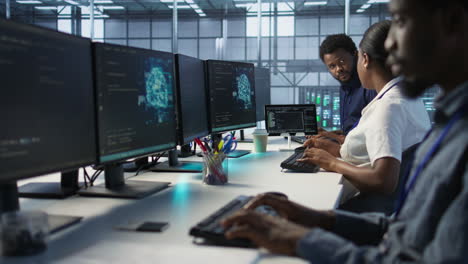un team diversificato di sviluppatori in un moderno ufficio tecnologico