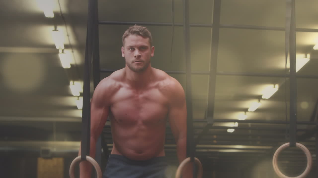 animación de manchas brillantes sobre un hombre fuerte haciendo ejercicio en el gimnasio