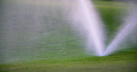 Mittlerer-Schuss-Grassprinkler-Spritzt-Wasser-über-Den-Rasen-2