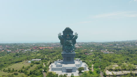 Dolly-Luftaufnahme-Der-Garuda-Wisnu-Kencana-Statue-In-Bali,-Indonesien.-Forward-Dolly-Luftaufnahme-Der-Großen-Religiösen-Statue-Von-Vishnu-Auf-Garuda