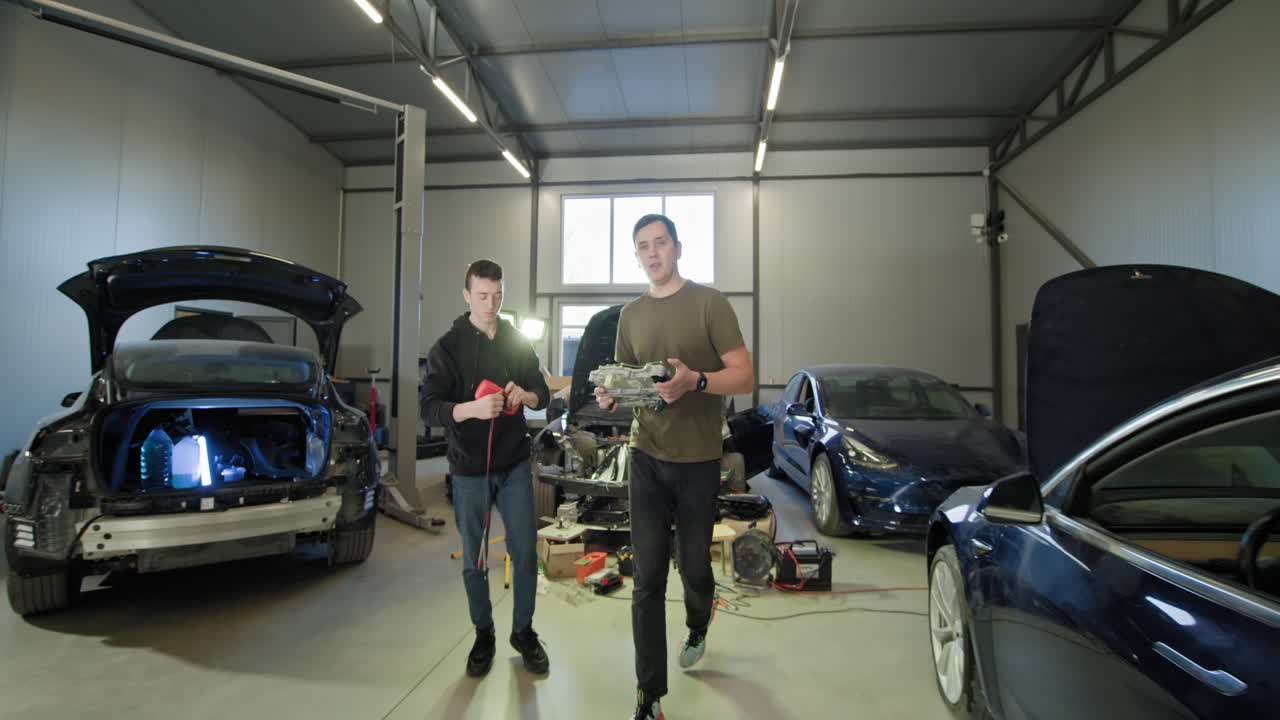 reparación de automóviles eléctricos en un taller