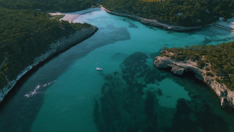 Velero-Yate-Agua-De-Mar-Azul-Turquesa-Clara-En-Una-Bahía-Natural-Remota,-Isla-De-Palma-De-Mallorca