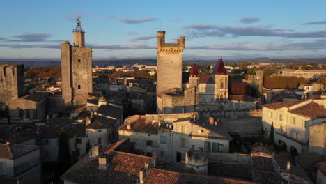 Herzogtum-Uzès-Luftaufnahme-Drohne-Sonnenaufgang-Frankreich-Gard-Altes-Historisches-Denkmal