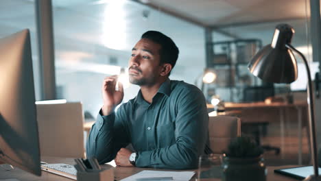 Hombre-De-Negocios,-Cansado-Y-Planeando-En-La-Computadora