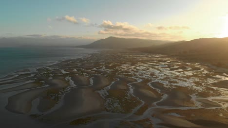 Hermosa-Y-única-Playa-De-Marea-Baja-Durante-La-Puesta-De-Sol-En-El-Norte-De-La-Isla-Sur-De-Nueva-Zelanda,-Cerca-Del-Parque-Nacional-De-Tasman