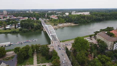 verkehr fährt in richtung szeged, ungarn auf der belvárosi-brücke über den fluss theiß