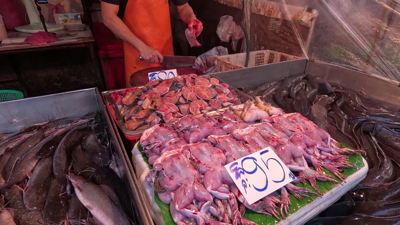 시장 의 상점 에 전시 된 여러 가지 해산물