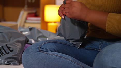 desembalaje de un paquete de regalos y compras en línea