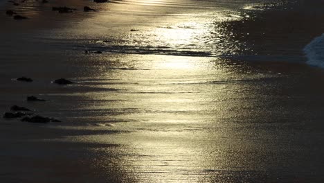 Der-Strand-Bei-Sonnenuntergang-Entlang-Der-Küste