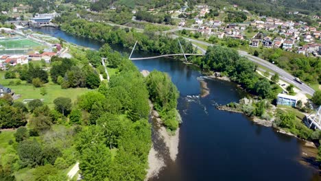 Antena-Hacia-El-Puente-Peatonal-Sobre-El-Río-Miño-En-Ourense,-España