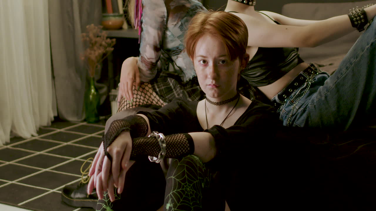 침실 에 있는 친구 들 의 근접적 인 모습