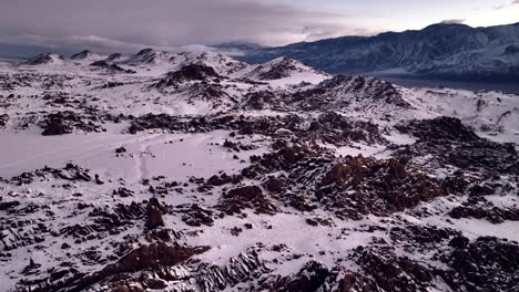 Große-Filmische-Aufnahme-Der-Schneebedeckten-Alabama-Hills-In-Kalifornien