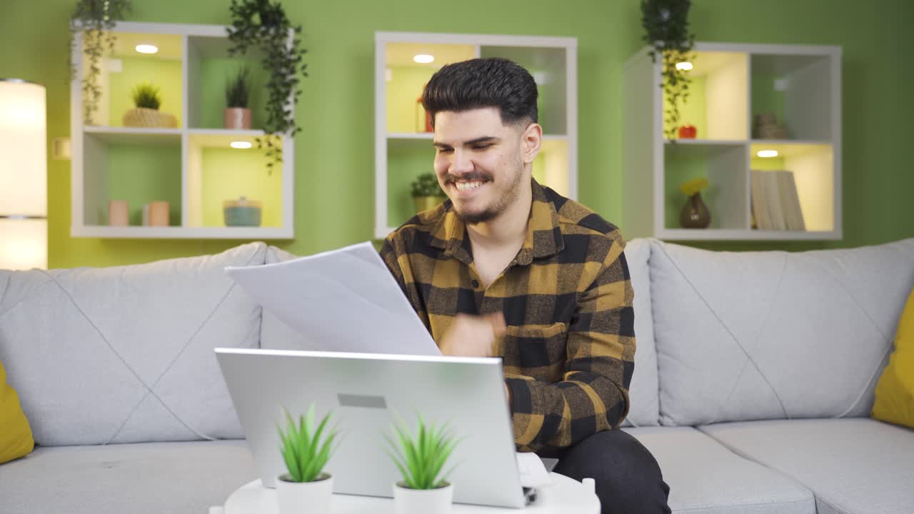 mirando los documentos en su mano, el joven se alegra.