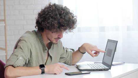 comerciante de negocios que utiliza aplicaciones de teléfonos móviles y análisis de portátiles