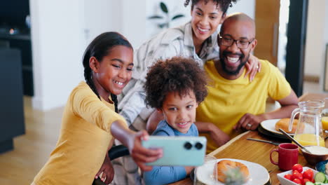 Selfie,-Essen-Und-Familie-Beim-Gemeinsamen-Frühstück