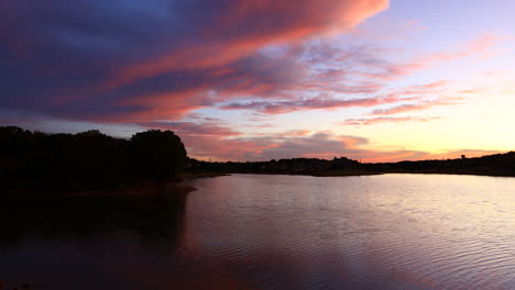 este es un video de una colorida puesta de sol sobre el lago lewisville en highland village texas