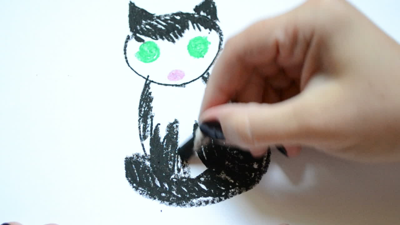 子供たちが絵を描く。女性が猫のパステル画を描く。描画プロセス